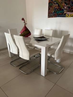 Table, 6 chaises et buffet assorti image 2
