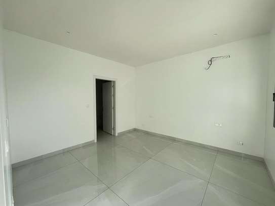 Appartement F4 249m2 au POINT E image 8