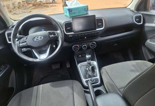 Hyundai Venue 1.6L SUV compact gris métallisé image 2