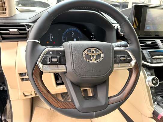 Toyota land cruiser LC300 image 15