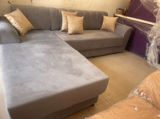 Canapé d'angle beige clair 5-6 places avec pouf rouge image 8
