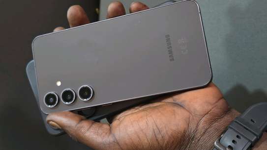 Samsung galaxy S24 FE 128GB 8GB ram image 2