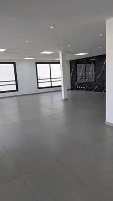 À louer grand showroom de 750 m² image 4
