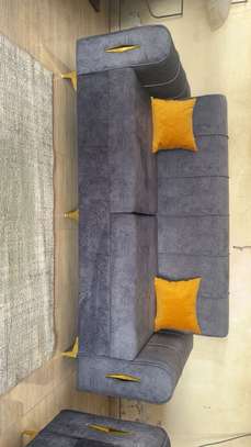 Canapé 3 places gris anthracite moderne avec coussins jaunes image 2