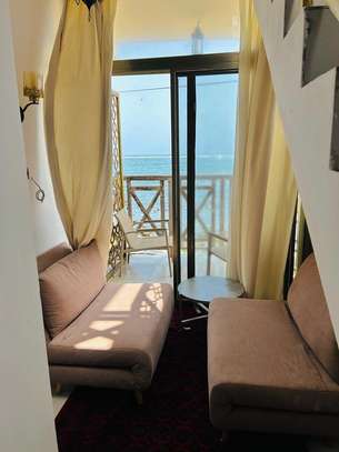 LA PREMIERE TINY HOUSE DES ALMADIES, PIEDS DANS L'EAU image 11