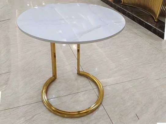 TABLE DE COIN EN MARBRE COULEUR DOREE image 1