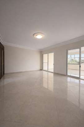 Villa de prestige R+2 aux Almadies image 4