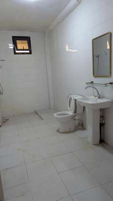 A louer un grand apartuman de 2chambrsalon kuisine 3toilette image 4