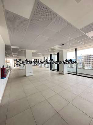Espace commercial de 1 600 m² à louer sur la VDN image 13