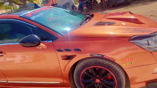 Berline sport orange métallisé jantes noires liseré rouge image 3