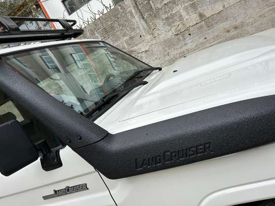 Toyota Land Cruiser HardTop 76 image 4