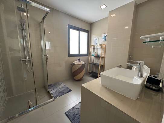 Sacré cœur apparemment meublé à louer image 9