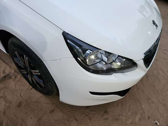 Berline compacte blanche faible kilométrage économique image 10