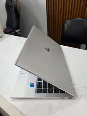 HP 1040 G8 image 1