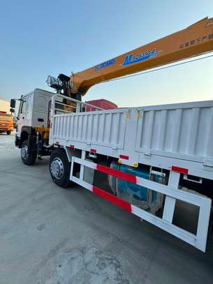 Camion grue SINOTRUK HOWO 8×4 image 3
