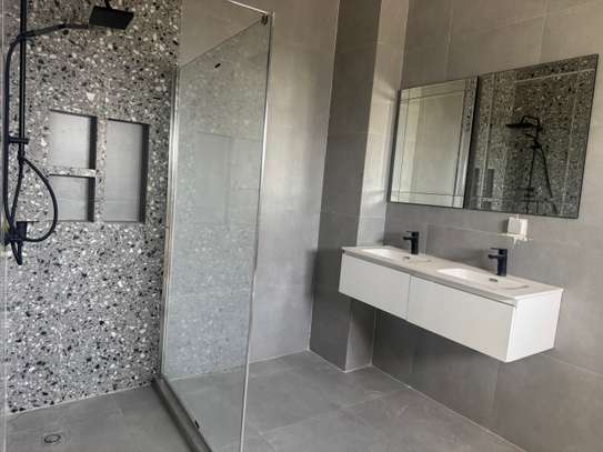Appartement à louer 3 chambres aux Poin E image 5