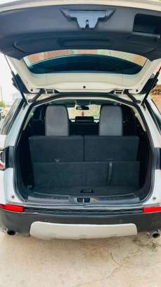 Land Rover Discovery Sport blanc jantes noires SUV image 8