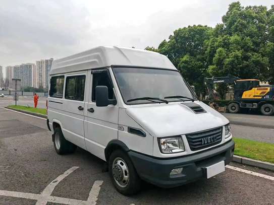 Fourgon mixte utilitaire-passager IVECO importé de Chine image 2
