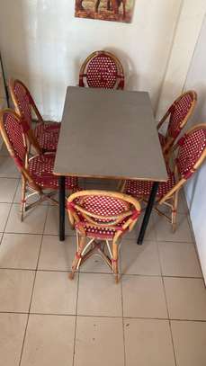 Table et chaises en rotin image 1
