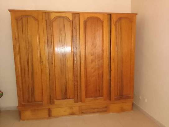 Armoire bois massif 4 portes en bon état image 1