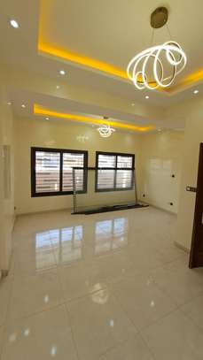 APPARTEMENT F4 A LOUER A NGOR - ALMADIES image 2