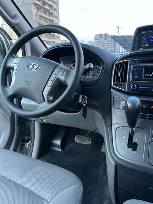 Hyundai Grand Starex 12 places Deluxe image 7