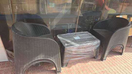 Table chaises en plastique design rotin image 2
