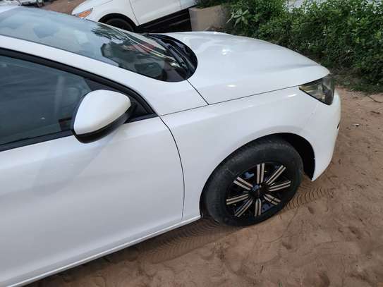 Berline compacte blanche faible kilométrage économique image 1