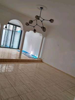 Une belle maison à louer à la cité cosepi des Almadies image 5