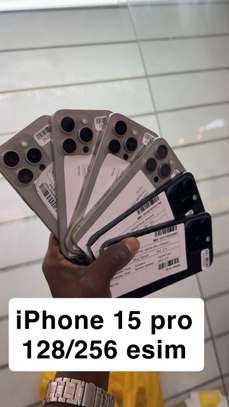 Apple iPhone 15 Pro 128/256 Go eSIM Variété Couleurs image 1