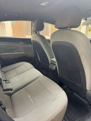 Hyundai Elantra image 5