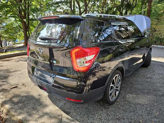 SsangYong Tivoli SUV compact blanc jantes alliage image 6