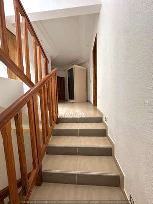 Villa de 750m2 à louer aux Almadies image 4