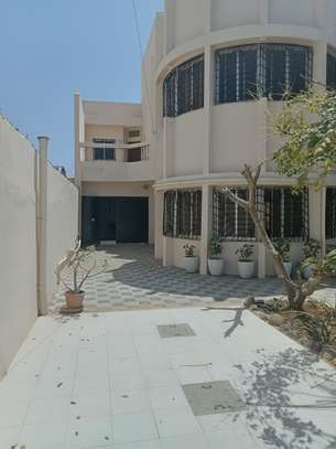 Villa R+1 de 4 chambres salon à NGOR image 1