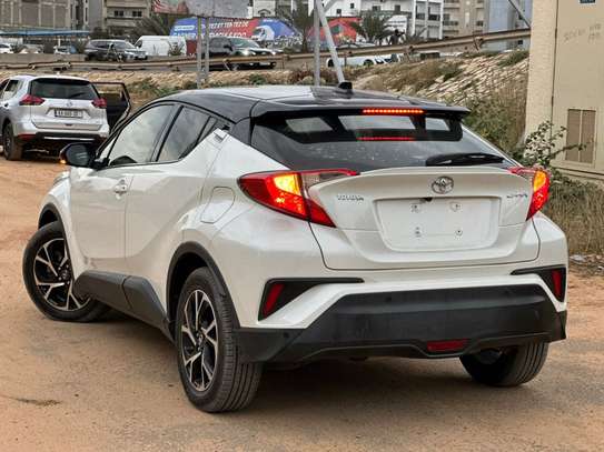 Toyota C-HR hybride SUV compact blanc économique image 5