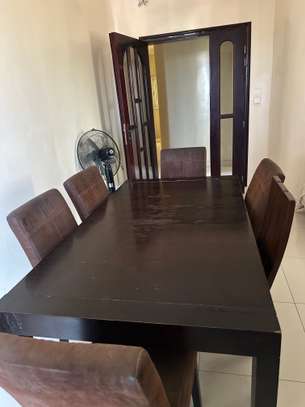Table avec chaises image 3