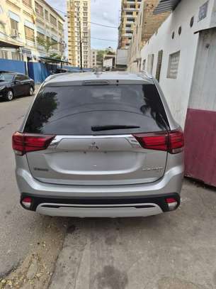 Mitsubishi Outlander SUV 2019 image 2