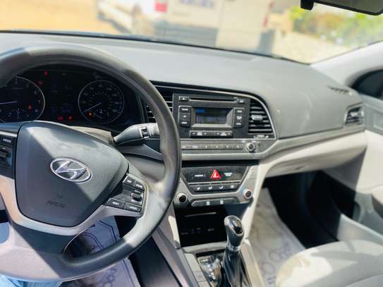Hyundai Elantra 2018 à louer image 10