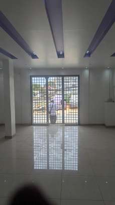 Magasin à louer à Sacre Cœur 3 sur les 2 voies image 4