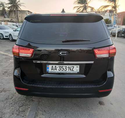 KIA CARNIVAL à louer avec. Chauffeur image 5