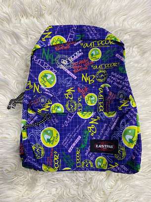 Eastpak sac à dos bleu motifs multicolores standard image 4