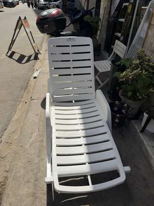 Transat en plastique pour plage/piscine avec accoudoirs image 4