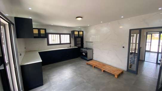 Villa R+1 à louer Almadies image 2