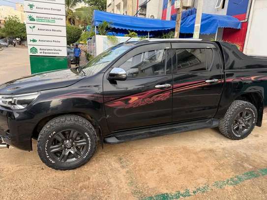Toyota Hilux 2021 noir SUV pick-up pare-buffle image 7