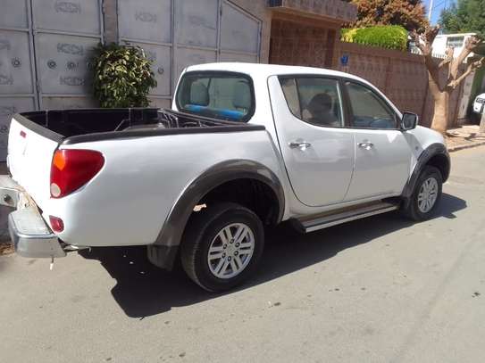 Mitsubishi L200 image 2
