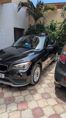BMW X1 SUV compact noir performant et élégant image 4