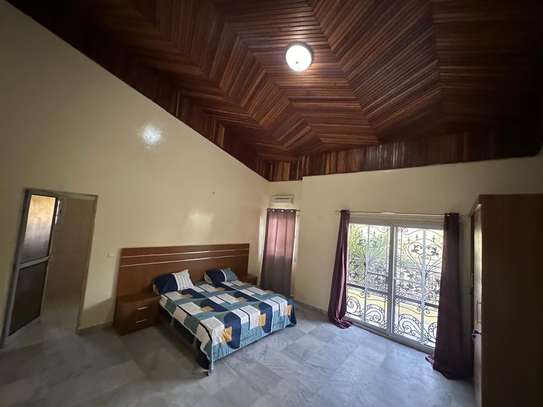 Maison spacieuse avec sol marbre et escalier intérieur image 11