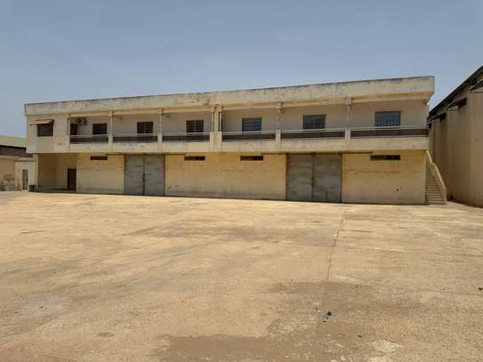 A LOUER Hangar 2800m2 image 1