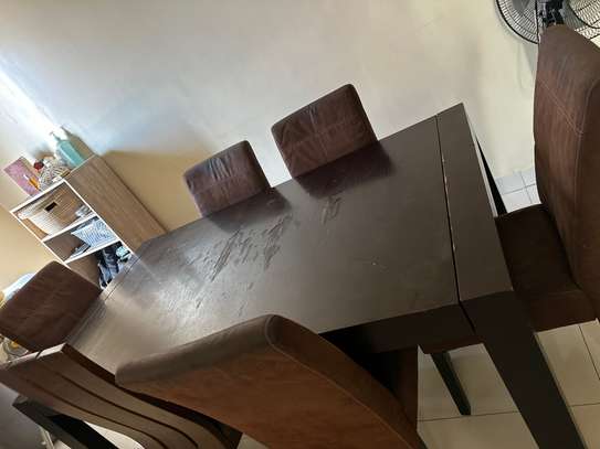 Table avec chaises image 2