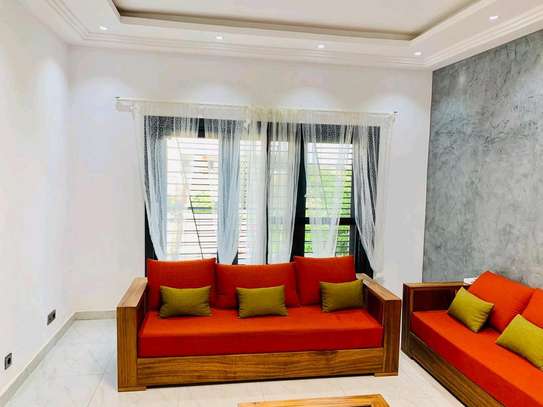 Appartement moderne avec piscine privée et jardin sécurisé image 12